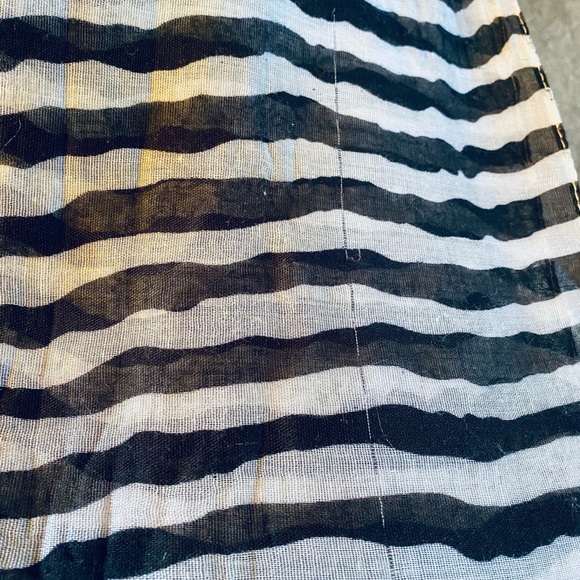 Infinity Scarf Black And White - Picture 5 of 5